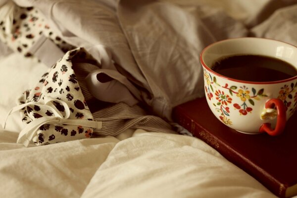 Rituels du matin avec café et livre