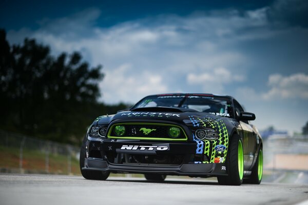 Black Ford Mustang RTR -x. Overtaking time