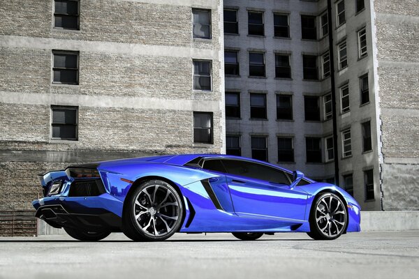Blauer Lamborghini auf dem Hintergrund des Gebäudes