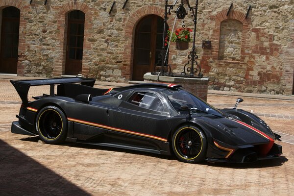 Обои с чёрной pagani zonda на улице