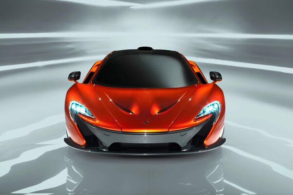 Vettura sportiva mclaren P1 su sfondo argento