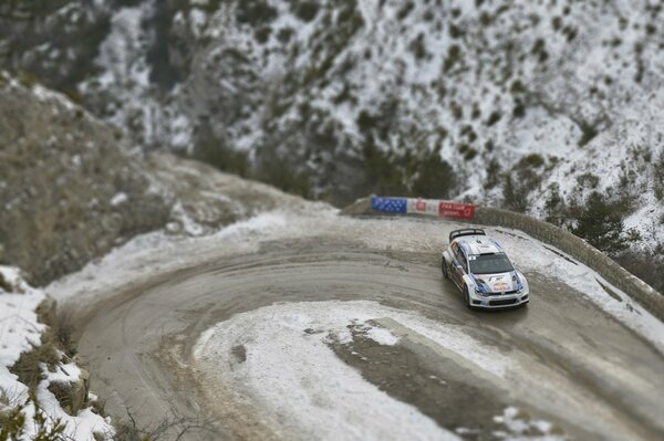 Strada invernale e Volkswagen Polo in slittamento, vista dall alto