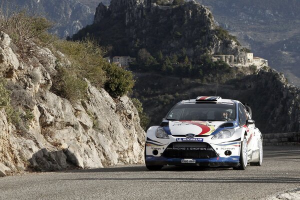 Coche de carreras preparado para deportes