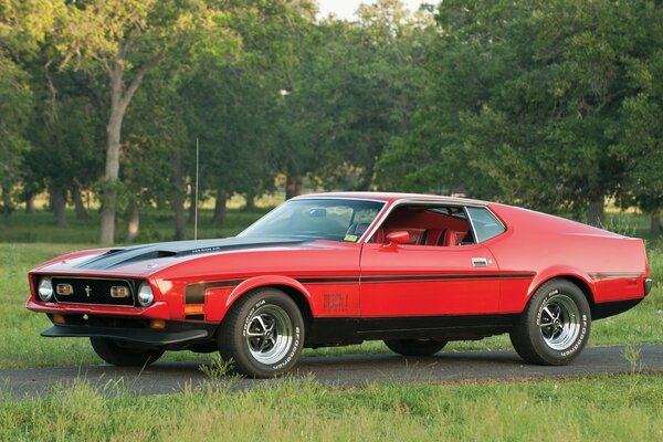 Coche Ford Mustang 1971 rojo