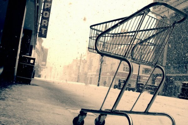 Imagen de una calle de invierno con un cochecito comprado en medio de una Nevada