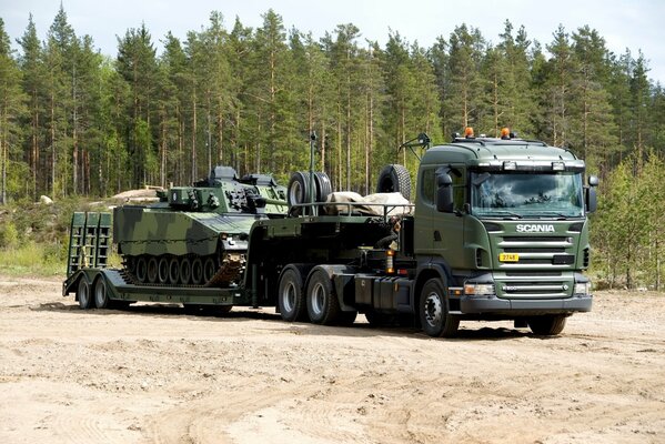 Ciągnik siodłowy scania r 5006x4 z przyczepą do transportu sprzętu wojskowego Sił Zbrojnych Finlandii