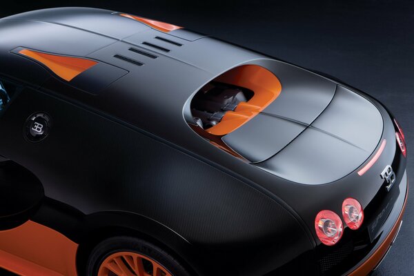 Primo piano di Bugatti nero e arancione