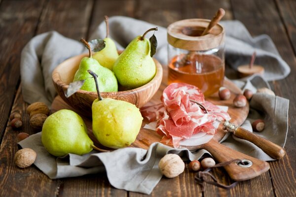 Cuchara en miel con nueces de pera y jamón