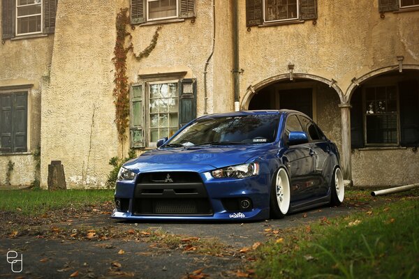 Mitsubishi Lancer azul en el fondo de un edificio antiguo