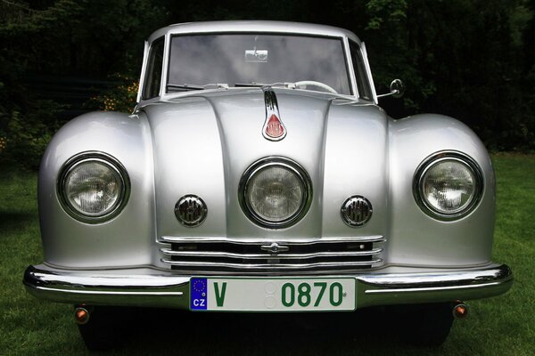 Belle voiture classique en gris