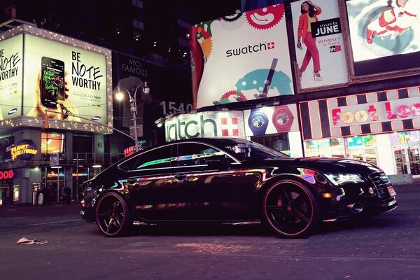 Audi A7 en las calles de la ciudad de la noche