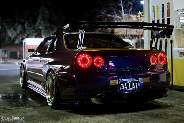 Nissan Skyline à la station-service de nuit vue arrière