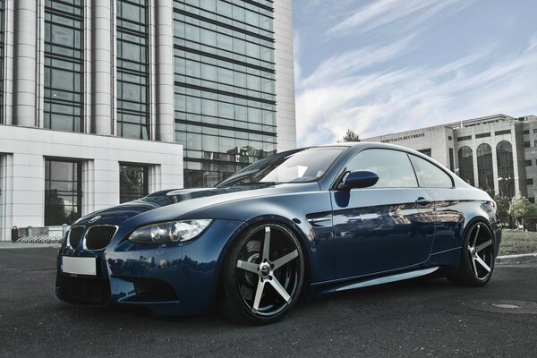 BMW azul con Llantas de aleación
