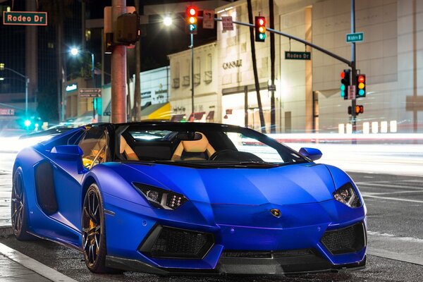 Lamborghini azul convertible en la ciudad