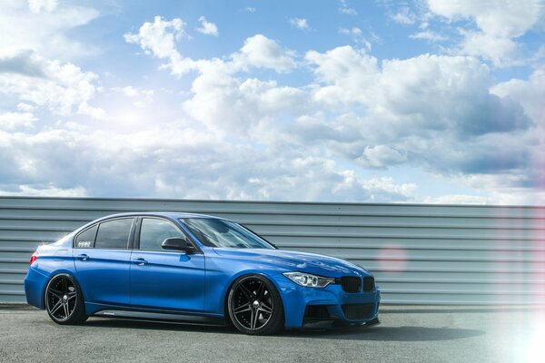 BMW 330 d sintonizzata blu