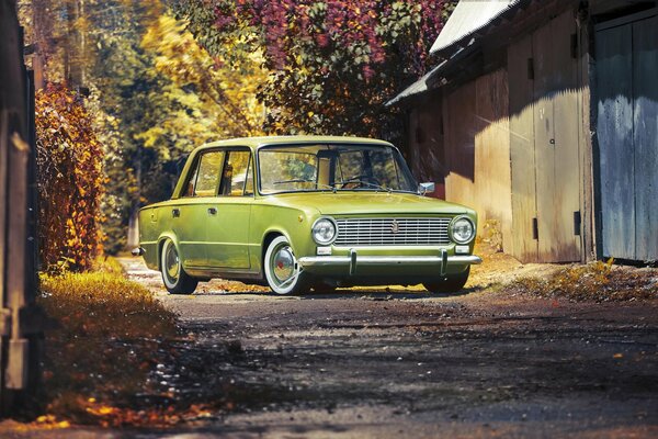 Coche retro verde Lada