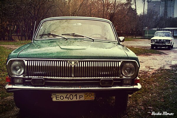 Coche verde Volga y coche blanco Moskvich