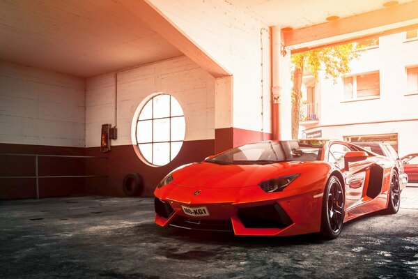 Légendaire rouge supercar Lamborghini Aventador vue de face et de côté