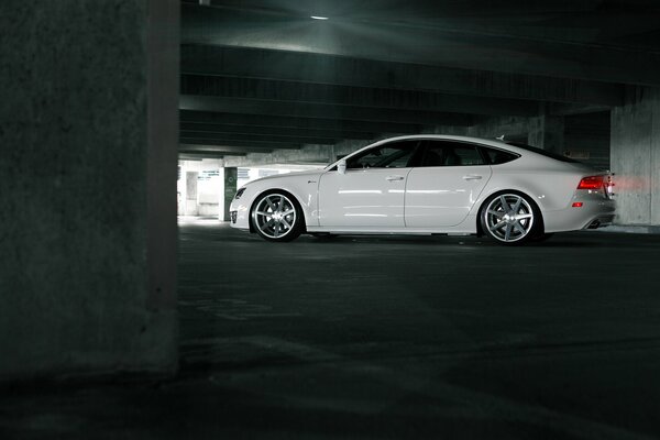 Audi a 7 tuning sur le parking