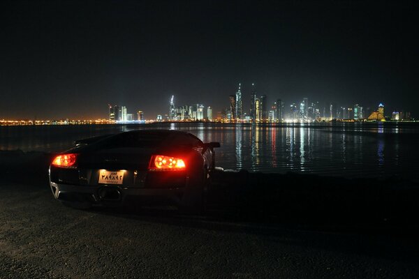 Superdeportivo lamborghini con una hermosa vista nocturna de los Emiratos Árabes Unidos