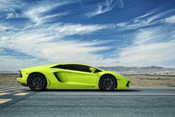 Lumière jaune voiture de sport lamborghini Aventador