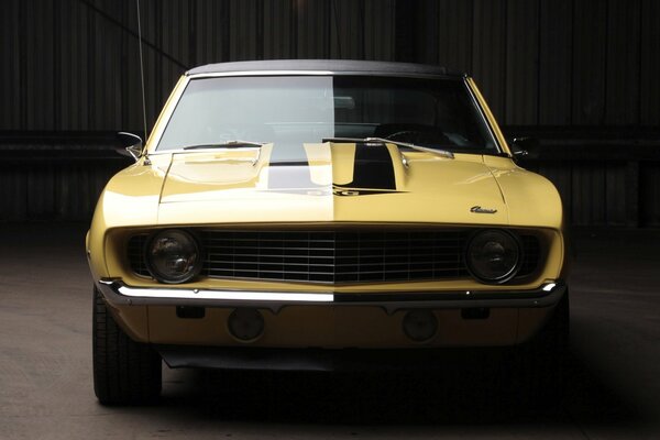 Chevrolet Camaro color amarillo, vista frontal