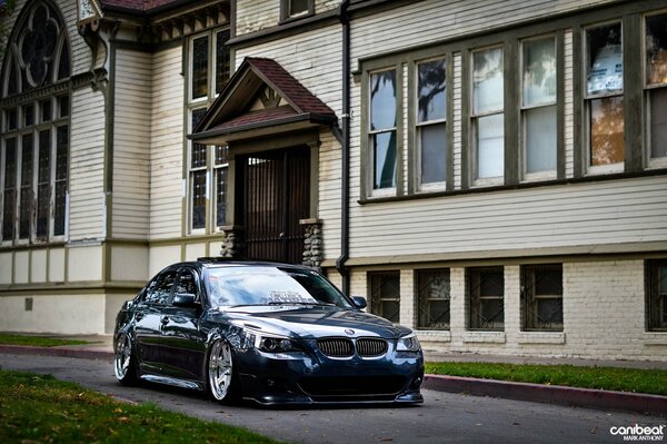 Voiture BMW 528i bleu foncé