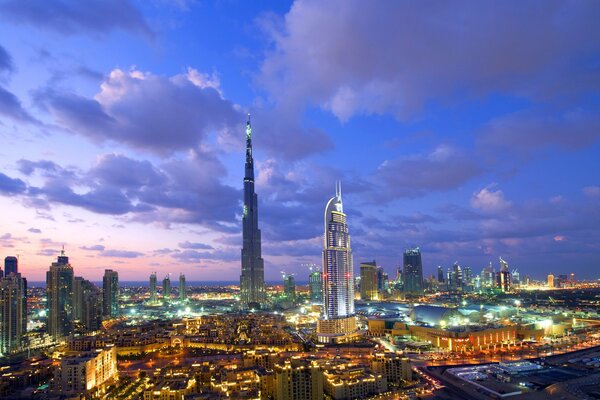 Nuages dans le ciel au-dessus de Dubaï et gratte-ciel de la ville de nuit