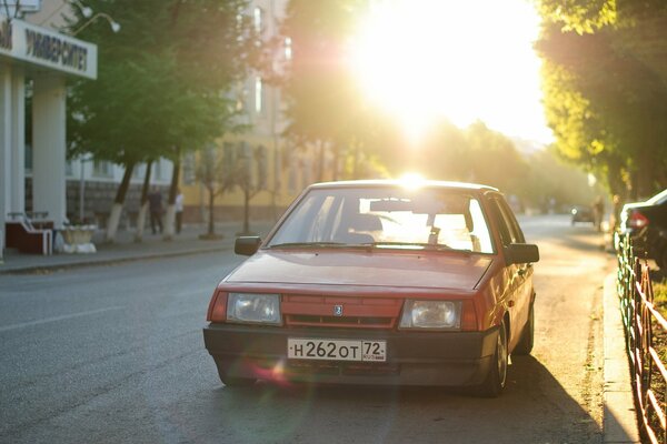 Rosyjski samochód VAZ w kolorze czerwonym