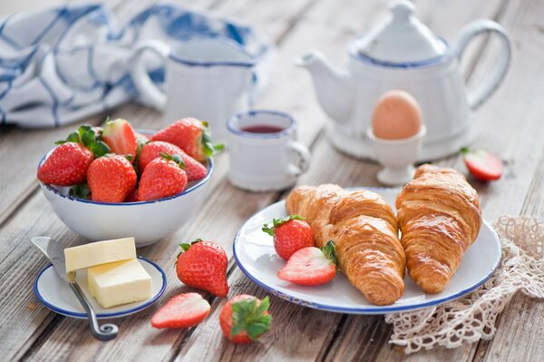 Croissants et fraises pour le petit déjeuner