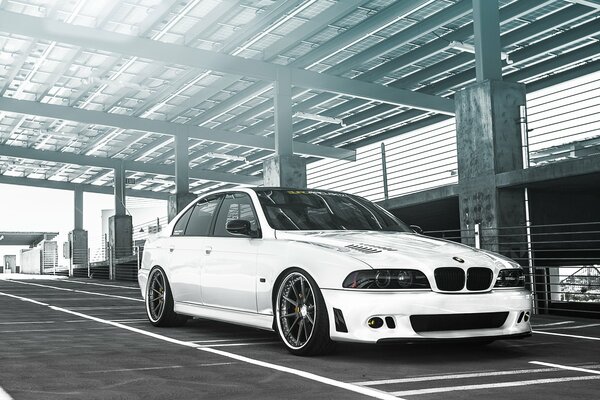 Blanco BMW sedán en el estacionamiento del coche