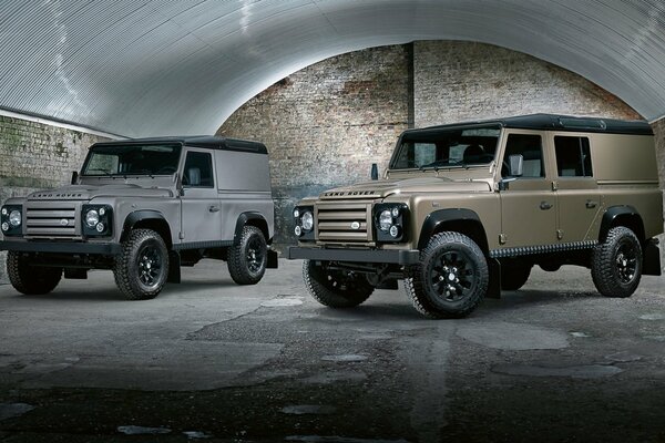 Grauer Land rover SUV in der Garage