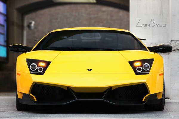 Lamborghini giallo aggressivo lp670