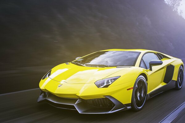 Amarillo Lamborghini Aventador en velocidad