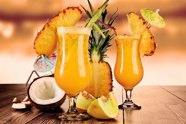 Ananas-Frucht-Smoothies mit Kokosnuss