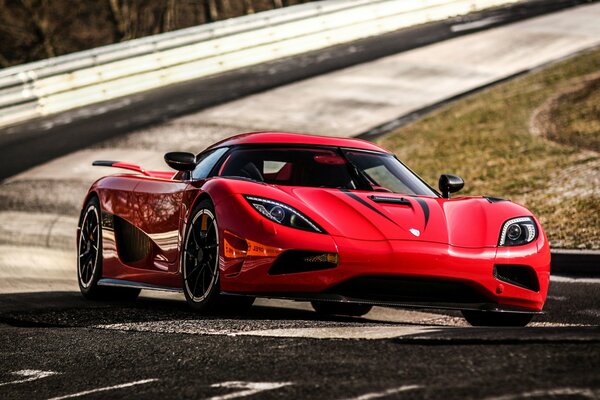 Rosso elegante agera r sullo sfondo della pista