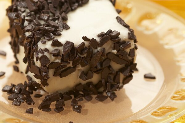 Fetta di torta bianca cosparsa di cioccolato