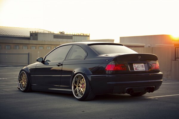 BMW negro se encuentra en la base al atardecer