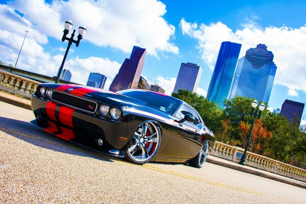 Dodge Challenger en el fondo de los edificios de la metrópoli