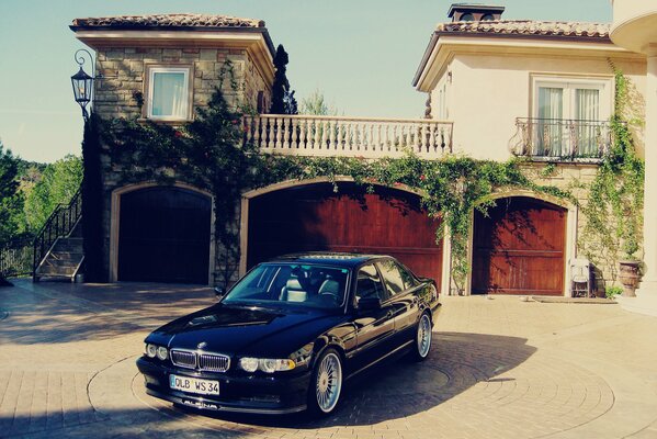 BMW noir et maison de campagne