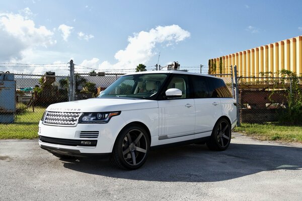 Foto della parte anteriore di White Rand Rover