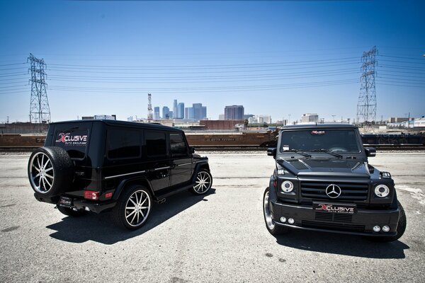 Deux vus Mercedes noirs dans un parking