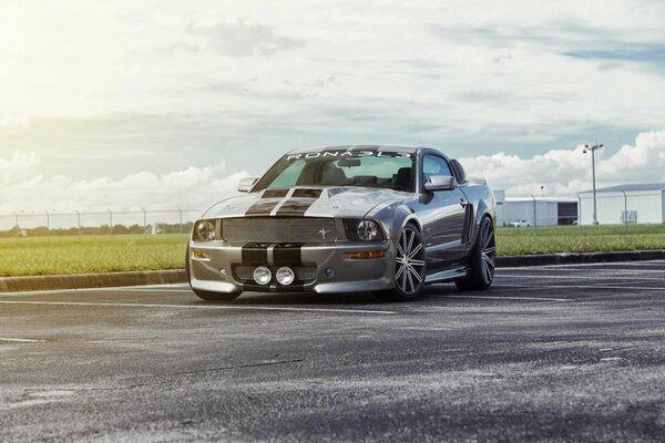 Silberner Ford Mustang fährt auf der Straße