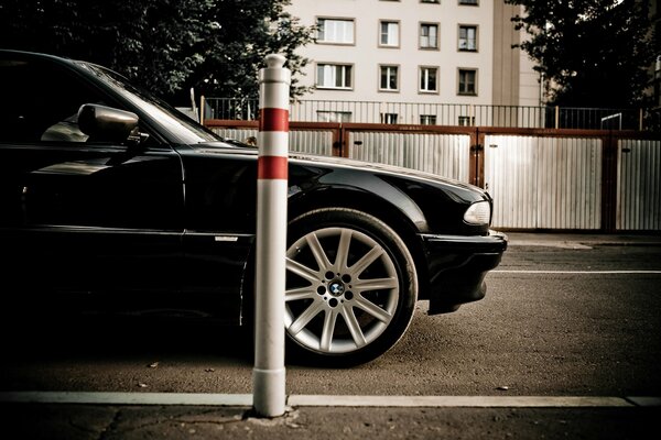 Le Boomer noir est garé dans la rue, on ne voit que l avant de la voiture