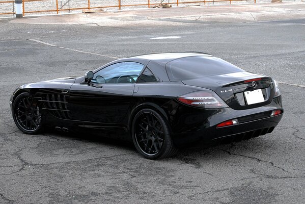 Schwarzer Mercedes Benz, slr Mclaren