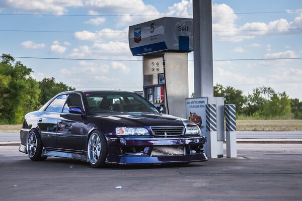 Voiture américaine tuning à la station-service