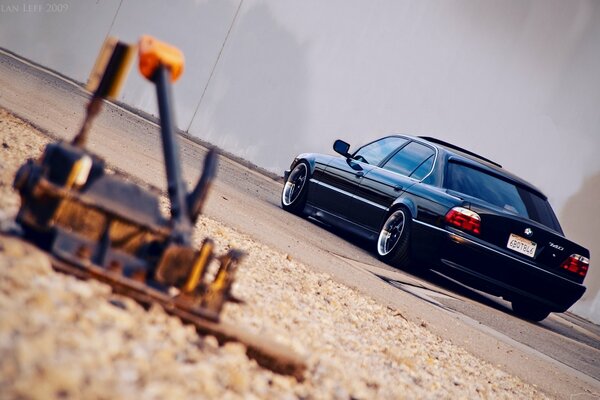 Schwarzer Boomer aus schöner Perspektive. Black BMW 740