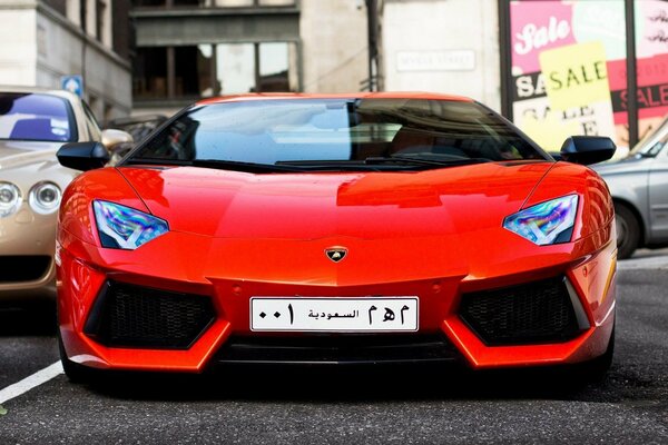 Coche Lamborghini naranja con números Árabes