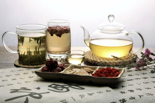Tetera y tazas de té de frutas