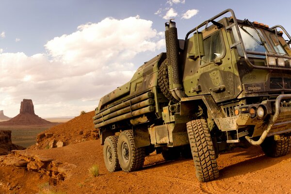 Ciężarówka stoi wśród wzgórz na pustyni